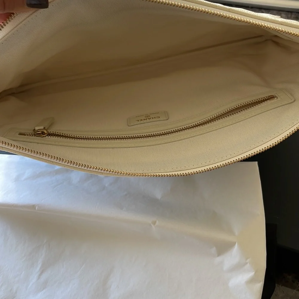 Chanel extremely rare iridescent white caviar o case clutch bag large 13x9 wrist